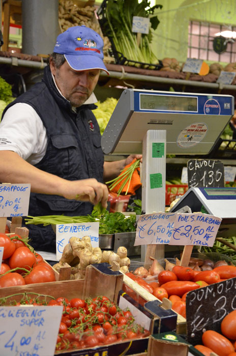 italian-mamma-in-naples_market