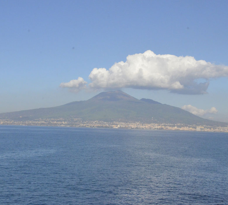 italian-mamma-in-naples_vesuvio